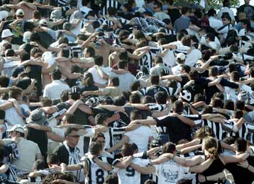 Επεισόδια στην πορεία των οπαδών του ΠΑΟΚ προς το υπουργείο Μακεδονίας – Θράκης