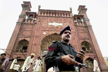 Τουλάχιστον 44 νεκροί και 65 τραυματίες από έκρηξη σε τέμενος του Πακιστάν