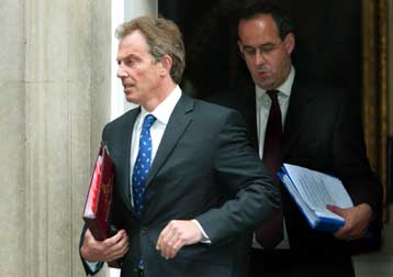 Καταστροφικό λάθος η μη υιοθέτηση του ευρώ από τη Βρετανία, δηλώνει ο Μπλερ