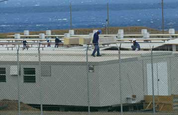 Δύο Βρετανοί και ένας Αυστραλός μεταξύ των έξι που οδηγούνται στα στρατοδικεία των ΗΠΑ