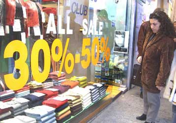 Να αποφεύγουν τις παγίδες την περίοδο των εκπτώσεων συνιστά το ΙΝΚΑ στους καταναλωτές