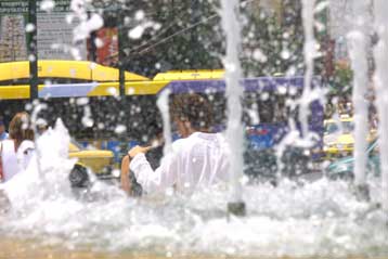 Ρεκόρ κατανάλωσης ρεύματος λόγω καύσωνα και διακοπές ηλεκτρικού σε ορισμένες περιοχές