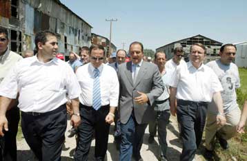 Συνάντηση Καραμανλή με τους συγγενείς των μαθητών που έχασαν τη ζωή τους στα Τέμπη