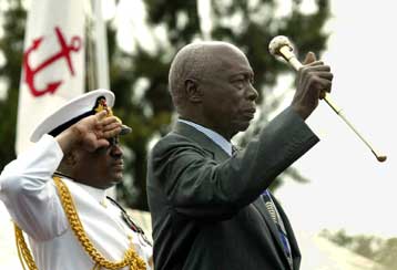 Χωρίς κυρώσεις απομακρύνεται από το δημόσιο βίο της Κένυας ο πρώην πρόεδρος της χώρας