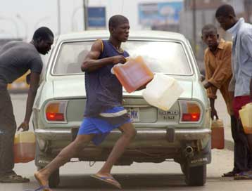 Συνεχίζεται η απεργία και η αναταραχή στην Νιγηρία για τις τιμές των καυσίμων
