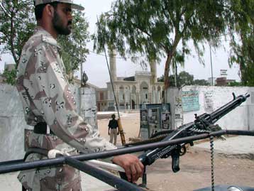 Τουλάχιστον 15 Σουνίτες συνελήφθησαν για την επίθεση στο πακιστανικό τέμενος