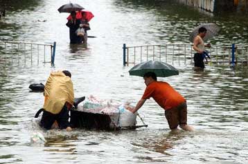 Εκατοντάδες άνθρωποι εγκατέλειψαν τις εστίες τους στην Κίνα λόγω των πλημμύρων