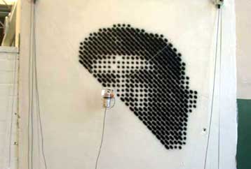 Τεράστιος εκτυπωτής ψεκασμού ζωγραφίζει έργα τέχνης σε τοίχους