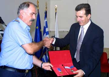 Τον απερχόμενο υπουργό Δημόσιας Τάξης Μ.Χρυσοχοΐδη βράβευσε το Πυροσβεστικό Σώμα