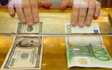 Κάτω από τα 1,13 δολάρια υποχωρεί το ευρώ