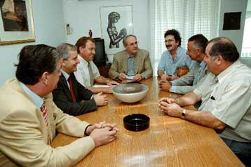 Στην κατεύθυνση των προβλημάτων της ΤΑ δραστηριοποιούνται ΣΥΝ και ΔΗΚΚΙ