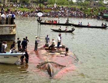 Φόβοι για 400 νεκρούς από βύθιση πλοίου στο Μπανγκλαντές