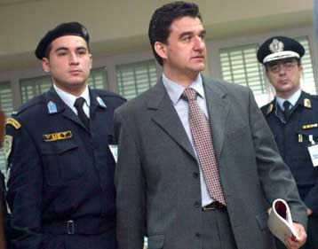 «Κάτωχρος» ο Κουφοντίνας το βράδυ της έκρηξης στον Πειραιά, κατέθεσε μάρτυρας