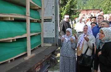 Ύστατος φόρος τιμής για 282 θύματα της σφαγής στη Σρεμπρένιτσα