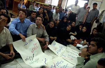 Νέα αντικυβερνητική διαδήλωση και επεισόδια κοντά στο Πανεπιστήμιο της Τεχεράνης