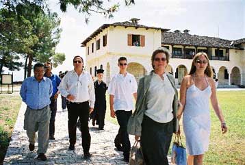 Στην Ελλάδα βρίσκεται από το πρωί της Παρασκευής ο έκπτωτος μονάρχης