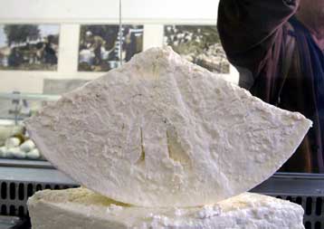 Στον εισαγγελέα παραπέμπεται εταιρεία για λιστέρια στη φέτα