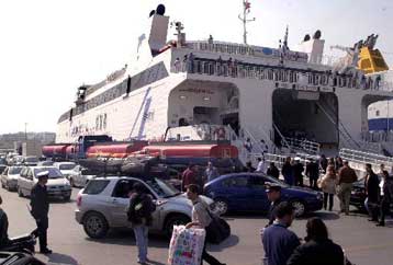 Πλήρη απελευθέρωση των ναύλων ζητούν οι εφοπλιστές της ακτοπλοΐας