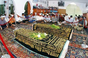 Ο θετός πατέρας των σιαμαίων από το Ιράν θα μηνύσει τους γιατρούς που τις χειρούργησαν