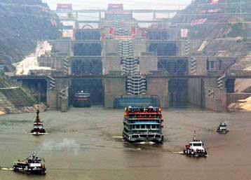 To μεγαλύτερο υδροηλεκτρικό φράγμα του κόσμου τίθεται δοκιμαστικά σε λειτουργία
