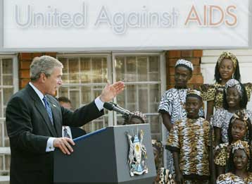 «Θα βοηθήσουμε την Ουγκάντα στην μάχη κατά του AIDS», δεσμεύθηκε ο Αμερικανός πρόεδρος