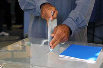 Σε μεικτό σύστημα καταλήγει η κυβερνητική πρόταση για τον εκλογικό νόμο