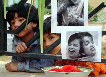 Σε κλίμα οδύνης η κηδεία των Λαλέχ και Λαντάν Μπιτζανί στο νότιο Ιράν