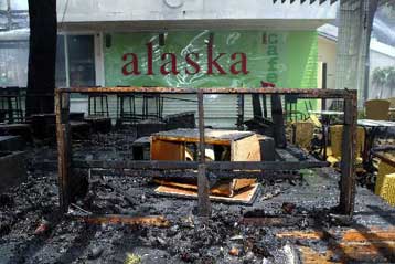 Οι φλόγες κατέστρεψαν ένα από τα πιο γνωστά στέκια στο Κεφαλάρι