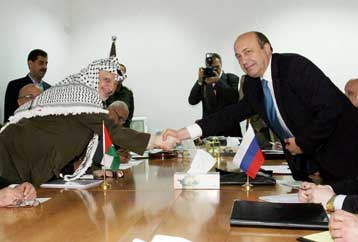 Συνάντηση Αραφάτ-Ιβανόφ, ενώ ο Σαρόν ζητά την απομόνωση του Παλαιστίνιου ηγέτη