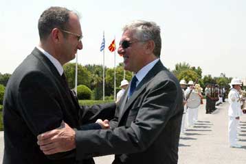 Η Ελλάδα προωθεί την ένταξη της ΠΓΔΜ στο ΝΑΤΟ διαβεβαίωσε ο υπουργός Εθνικής Αμυνας