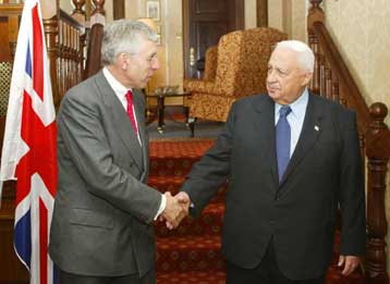 Αρνείται να διακόψει τις σχέσεις με τον Γιασέρ Αραφάτ η Βρετανία