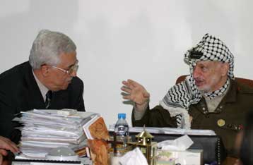 Στήριξη στον Γιασέρ Αραφάτ -παρά τις διαφωνίες- παρέχει ο Μαχμούντ Αμπάς