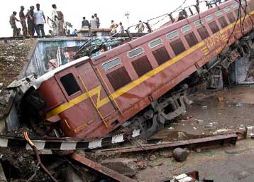 Εκτροχιασμός τρένων στην ανατολική Ινδία λόγω ανατίναξης σιδηροδρομικων γραμμών