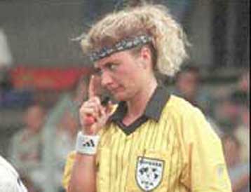 Η Ελβετίδα Νικόλ Πετινιά η πρώτη γυναίκα διαιτητής σε αγώνα για το Κύπελλο UEFA