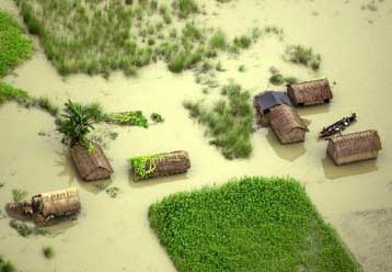 Περισσότεροι από 100 νεκροί από τις πλημμύρες που πλήττουν την Ινδία