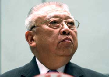 Δεν υποκύπτει στις πιέσεις να εγκαταλείψει την εξουσία ο κυβερνήτης του Χονγκ Κονγκ