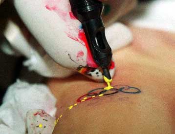 Δυνητικά επικίνδυνες οι χρωστικές ουσίες που χρησιμοποιούνται στα τατουάζ