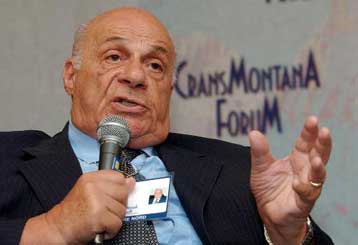 Σε λύση του Κυπριακού στη βάση των δικών του μόνο προτάσεων επιμένει ο Ντενκτάς