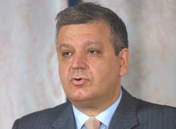 Δέσμιος της συντηρητικής αντίληψής του ο κ. Καραμανλής, απαντά ο Χρ.Πρωτόπαπας