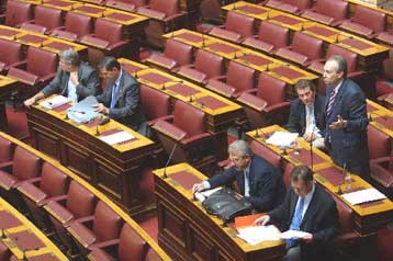 Το άνοιγμα των χρηματιστηριακών κωδικών όλων των πολιτικών προσώπων ζητά η ΝΔ