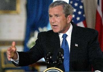Της επίθεσης στο Ιράκ υπεραμύνεται ο Τζορτζ Ο.Μπους με «φόντο» το μεταπολεμικό χάος