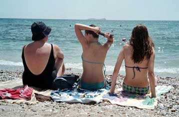 Μικραίνουν σε διάρκεια οι διακοπές των Ελλήνων κάθε χρόνο