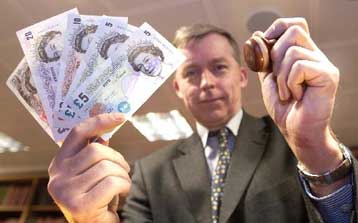 Ενισχύεται το ευρώ τη Δευτέρα – Πιέσεις στη στερλίνα λόγω της υπόθεσης Κέλι