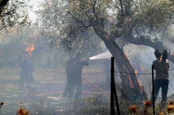 Μάχη με τις φλόγες εξακολουθούν να δίνουν 200 πυροσβέστες στην περιοχή Λαμπέτη Ηλείας