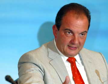 Αιφνιδιαστική επίσκεψη Καραμανλή στο Ιωσηφόγλειο Ίδρυμα στη Νέα Σμύρνη