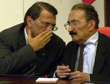 Δικαστική έρευνα σε βάρος των Μπ.Ετσεβίτ και Μ.Γιλμάζ ζητά το τουρκικό κοινοβούλιο