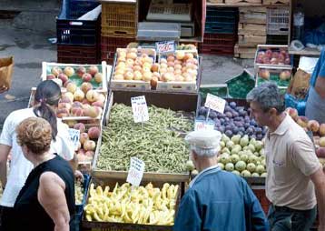 Το 40% των οπωροκηπευτικών στην Αττική διακινεί η «Μαφία του τελάρου»