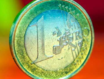 Πάνω από τα 1,15 δολάρια ανέρχεται το ευρώ την Πέμπτη