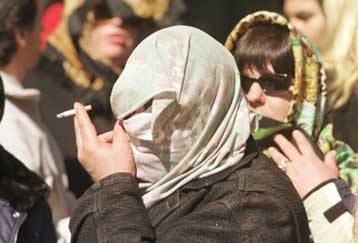 Σε διάλογο το ΥΠΕΣ με τις εκδιδόμενες γυναίκες για το θέμα των οίκων ανοχής