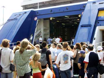 Εγκαταλείπουν την πρωτεύουσα εκδρομείς και αδειούχοι